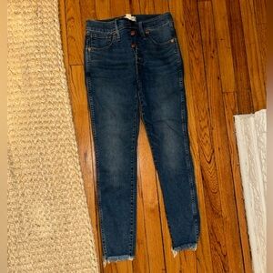 Madewell 10inch High Rise Skinny Jean 27P w/ frayed ends, button closure
